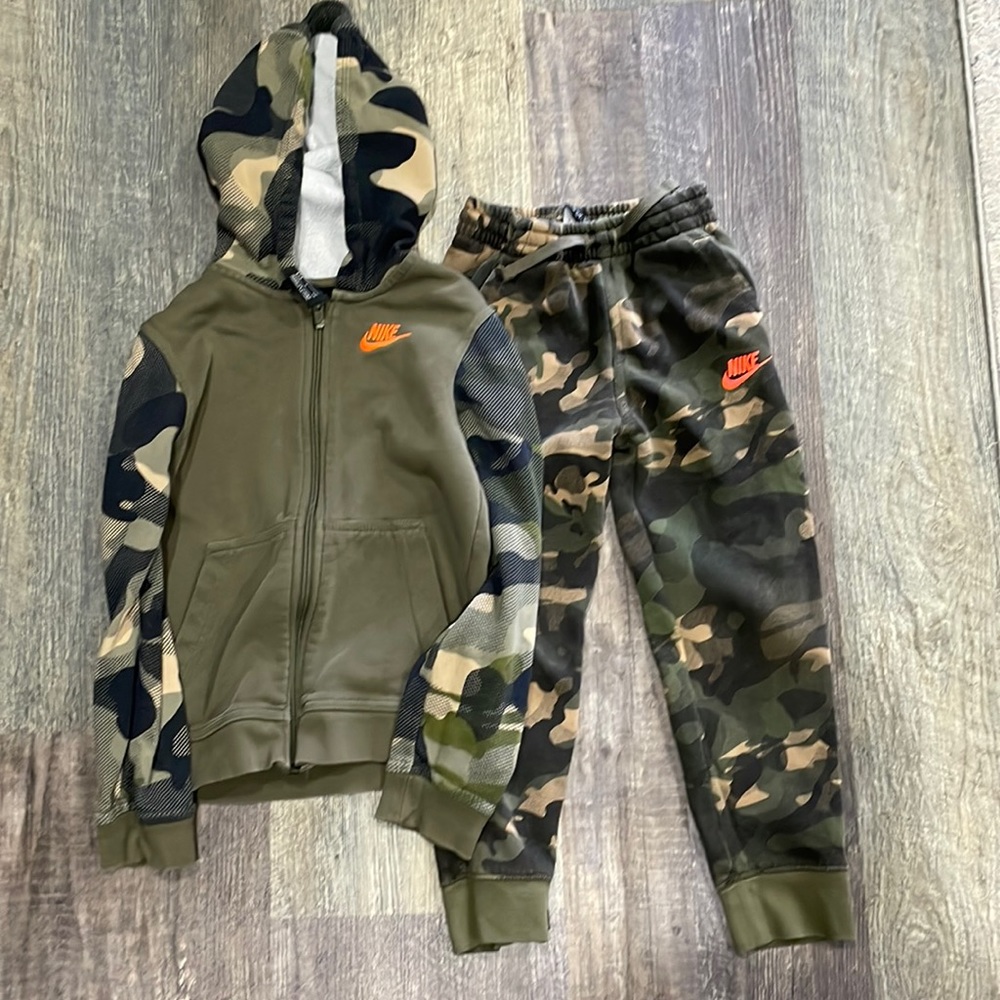 Nike sweat pants and sweat shirt, bundle size 6